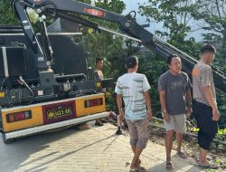 Polisi Bantu Evakuasi Mobil Warga yang Terjatuh ke Sungai di Jalan Orinunggu