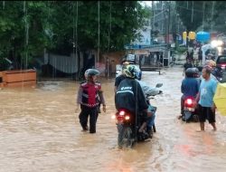 Personel Polresta Kendari Bantu Warga Terdampak Banjir Akibat Curah Hujan Tinggi