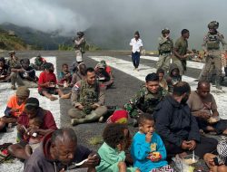 TNI-Polri Gelar Bakti Sosial Kepada Warga Kiwirok