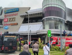Dua Unit Armoured Water Cannon (AWC) Brimob Sultra Dikerahkan Bantu Padamkan Api di The Park Kendari