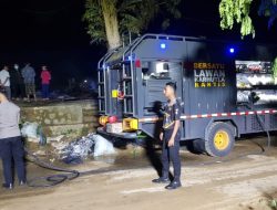 Personel Ditsamapta Polda Sultra Respon Cepat Bantu Padamkan Kebakaran di Kawasan Perumahan TPA Puuwatu