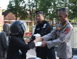 Bid Humas Polda Sultra Bagikan Takjil Gratis untuk Pengendara di Bulan Ramadan