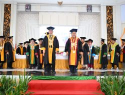 UHO Wisuda 732 Lulusan, Rektor Dorong Alumni Siap Bersaing di Tingkat Nasional dan Global